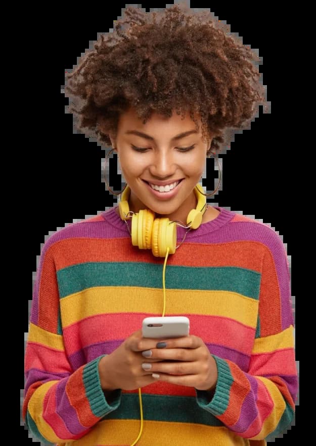 Cliente sorrindo enquanto conversa pelo celular